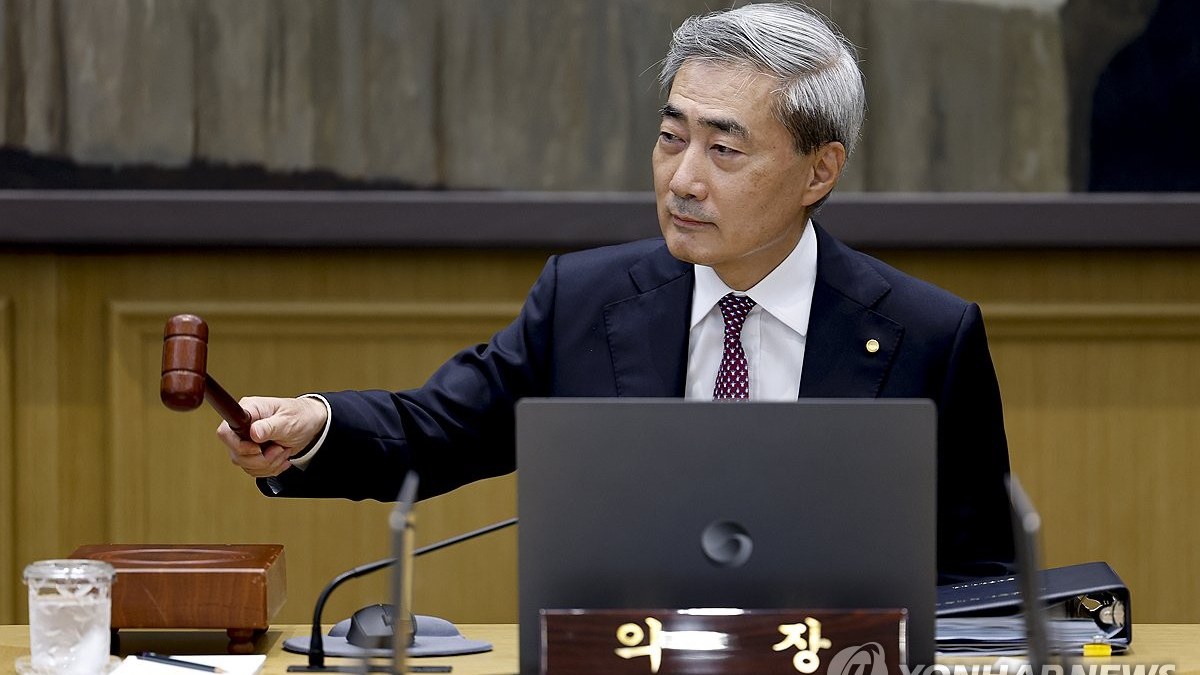 한국은행 금융통화위원회 본회의에서 총재가 의사봉을 든 사진